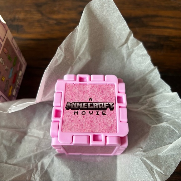 2025 A Minecraft Movie Pink Wool Box - Picture 4 of 10